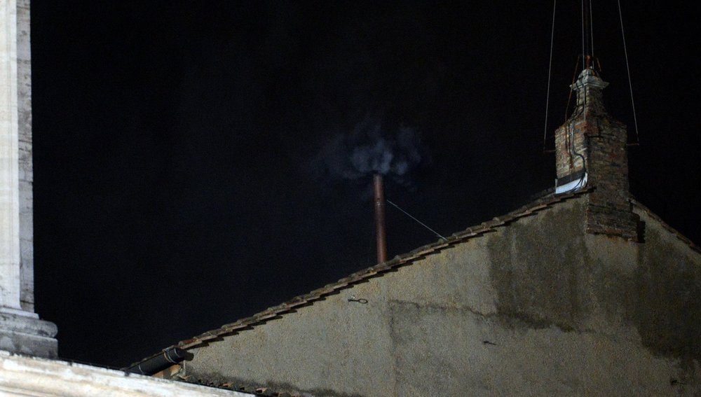 Die Kardinäle sind am 12. März 2013 zum Konklave in die Sixtinische Kapelle eingezogen, um einen neuen Papst zu wählen.Bild: Um 19:40 Uhr ist schwarzer Rauch aus dem Kamin auf der Sixtinischen Kapelle aufgestiegen.