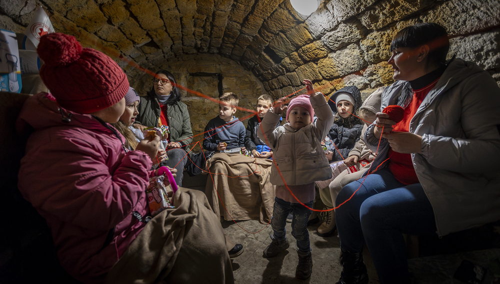 Ukrainische Kinder in Schutzkeller