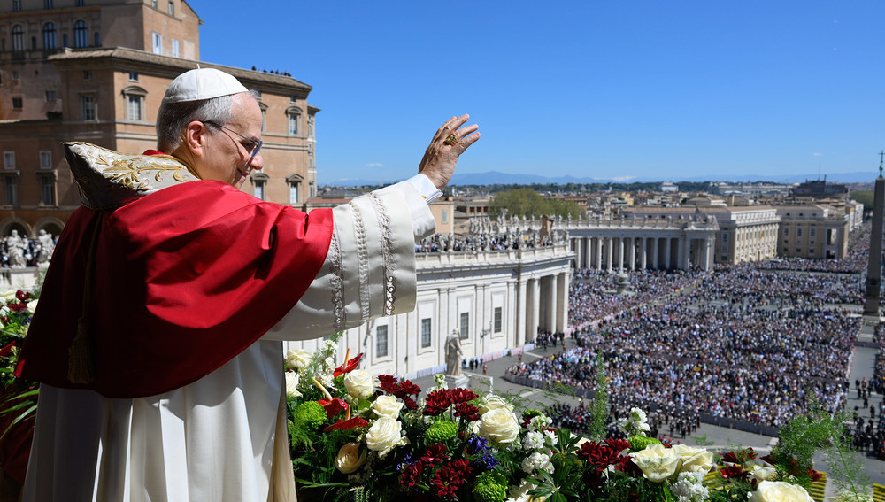Papst Leo XIV. spendet den Segen 'Urbi et orbi' vom Zentralbalkon des Petersdoms am 5. April 2026 im Vatikan.