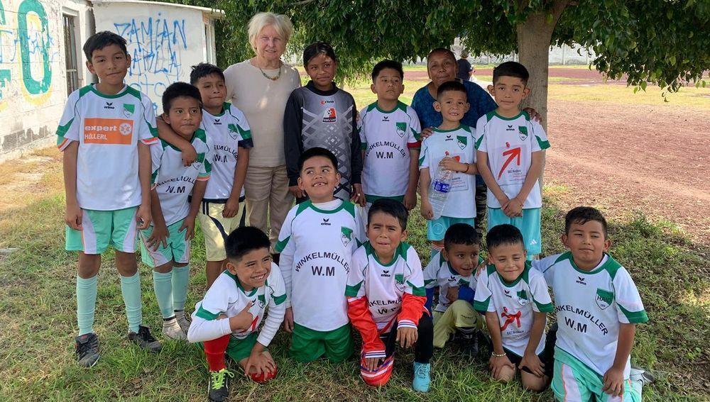 Leopoldine Ganser mit Kinder-Fußballteam in Mexiko