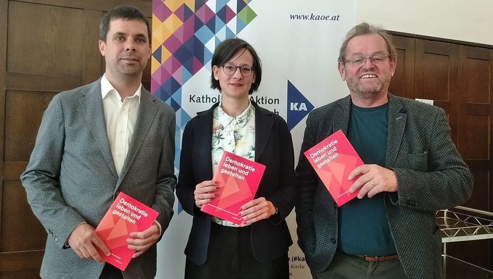 KA-Präsidenten Thomas Immervoll, Katharina Renner und Ferdinand Kaineder präsentieren Dossier