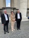 v.l.: Erzbischof Franz Lackner, Prof. Klara Czisar, Kardinal Christoph Schönborn