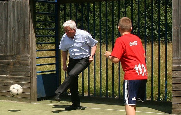 Erzbischof Lackner beim Fußballspiel