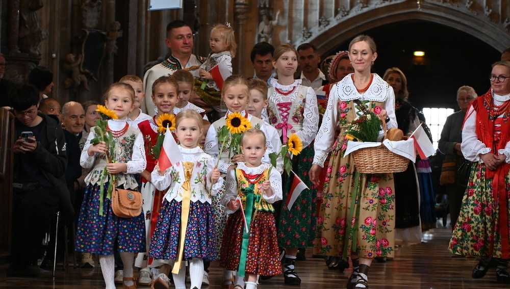 Gabenprozession am 'Sonntag der Völker'