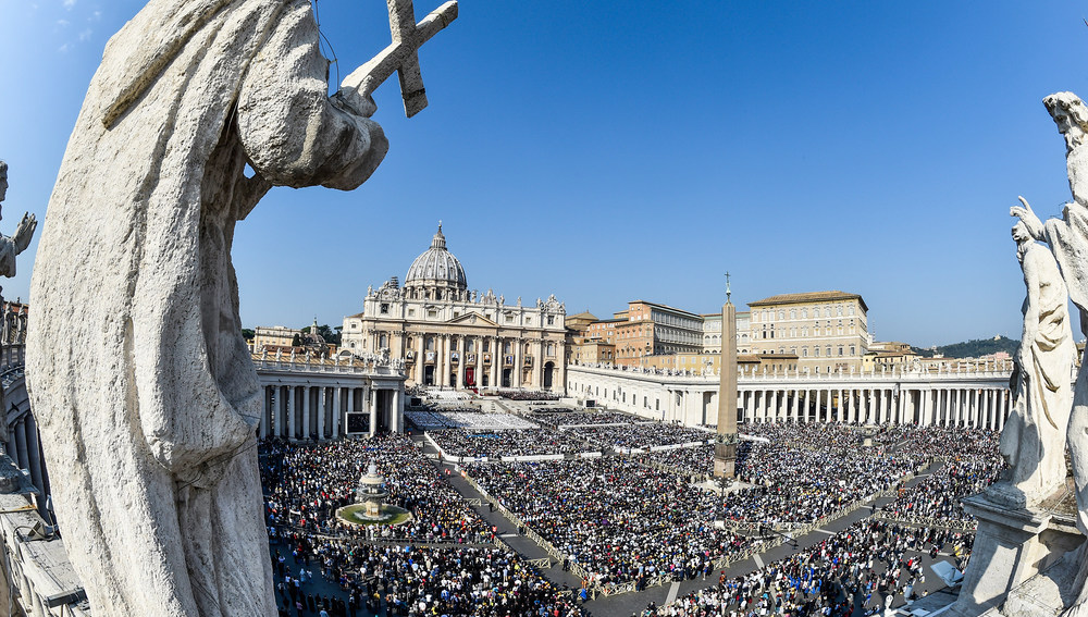 Blick auf Petersdom und Petersplatz bei der Heiligsprechung von Nazaria Ignacia March Mesa, Gründerin der Kongregation der Kreuzzugs-Missionarinnen der Kirche; Vincenzo Romano, italienischer Priester; Oscar Romero, Erzbischof von San Salvador; Papst