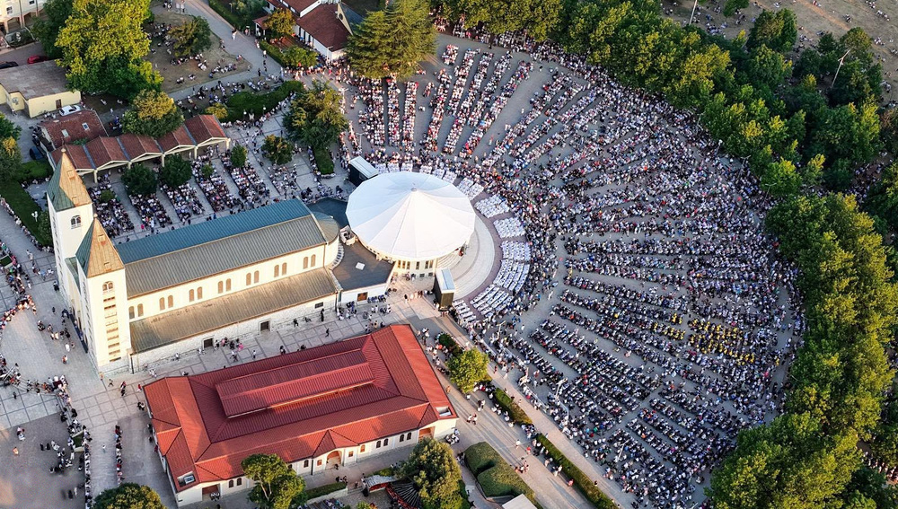 Pfarrkirche von Medjugorje bei Abendliturgie zum Jahrestag im Freien