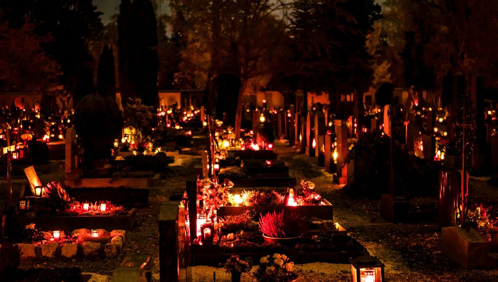 Beleuchtete Gräber