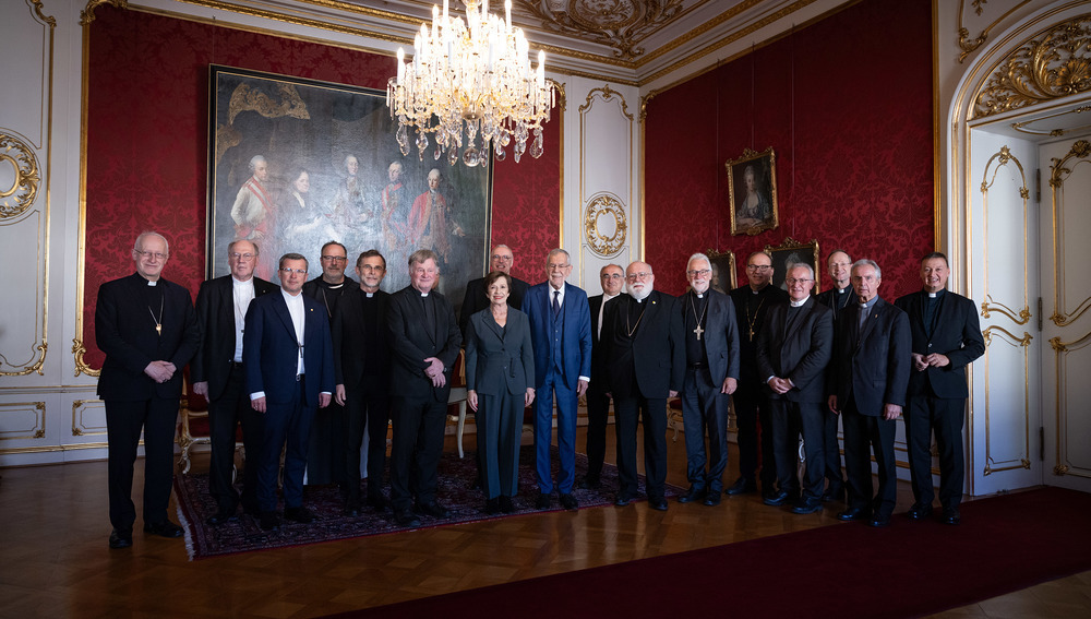 Bundespräsident Alexander Van der Bellen und die Mitglieder der Bischofskonferenz mit Nuntius Pedro Lopez Quintana (4.11.2025)