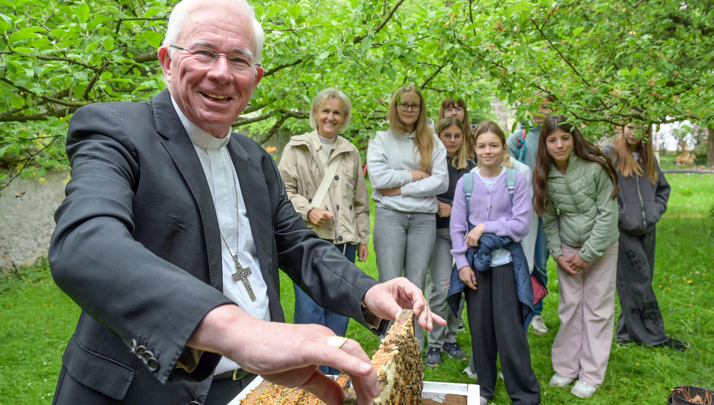 Empfang des dritten Bienenstock am 15. Mai 2026 mit Erzbischof Franz Lackner, Imker Josef Pichler, Schülerinnen und Schüler der Mittelschule Adnet und Kurt Sonneck, Direktor der Caritas Salzburg im erzbischöflichen Garten in der Salzburger Altstadt