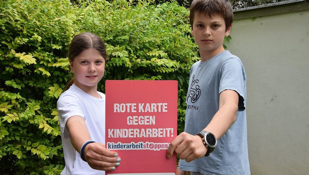 Kinder zeigen 'Rote Karte gegen Kinderarbeit'