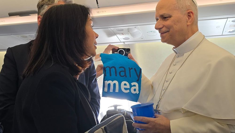 Papst erhält Becher und T-Shirt von Mary's Meals