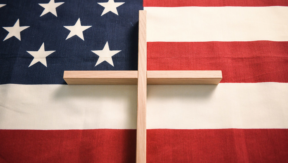 Kreuz und US-Flagge