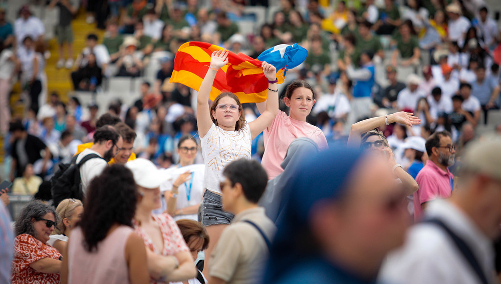 Gläubige bei Gebetsvigil mit Papst Leo im Olympiastadion in Barcelona