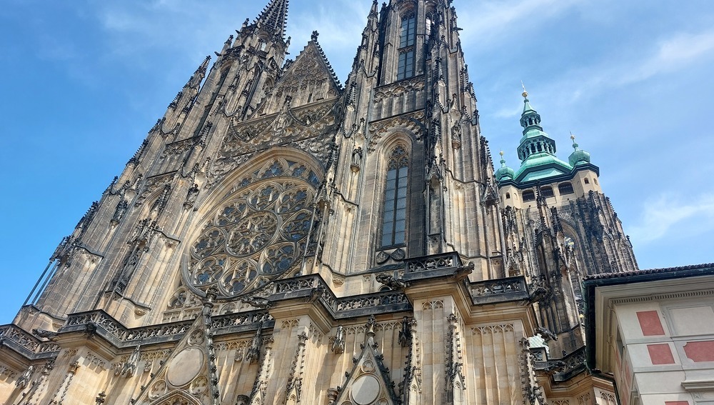 Westfassade des Veitsdoms auf dem Hradschin in Prag