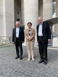 v.l.: Erzbischof Franz Lackner, Prof. Klara Czisar, Kardinal Christoph Schönborn