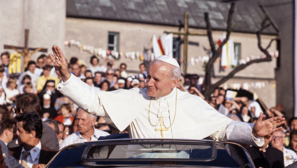 Papst Johannes Paul II. begrüßt die Menschen im Marienwallfahrtsort Tschenstochau aus einem Auto, auf seiner ersten Reise nach Polen vom 2. bis 10. Juni 1979. (Aufnahmedatum unbekannt)