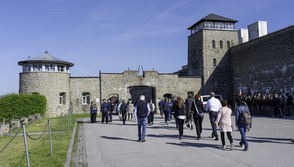 Besucher kommen zur Mauthausen-Gedenkfeier 2025