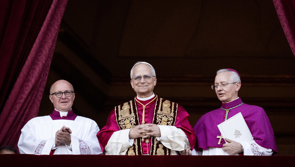 Papst Leo XIV. steht am Abend des 8. Mai 2025 auf dem Balkon der Loggia des Petersdoms im Vatikan.