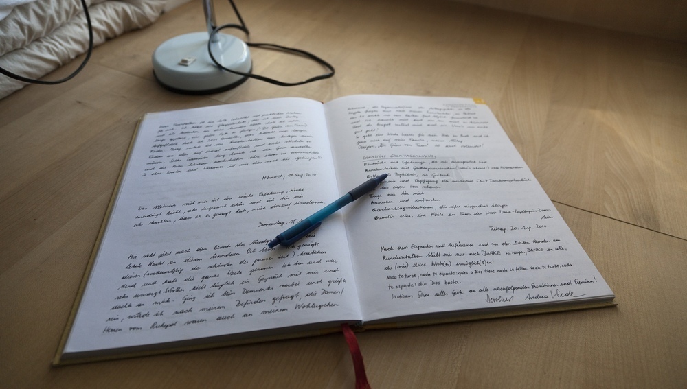 Das Eremitinnen- und Eremitentagebuch wird an den nächsten Eremiten oder die nächste Eremitin weitergegeben, Linz/Oberösterreich