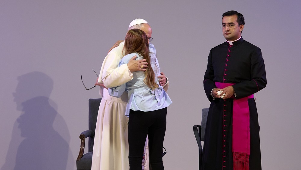 Papst umarmt Strafgefangene in Haftanstalt Brians bei Barcelona