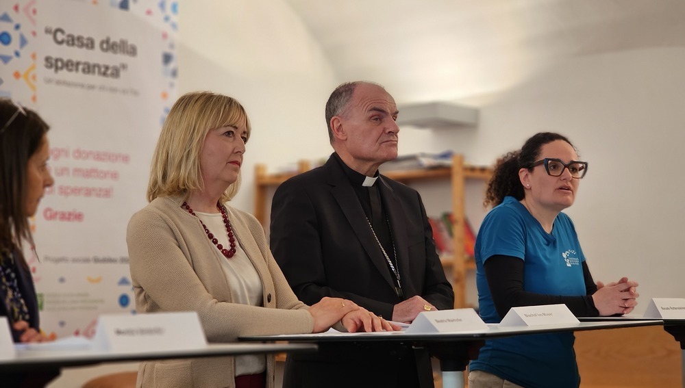 Südtiroler Caritas-Direktorin Beatrix Mairhofer und Bischof Ivo Muser bei Pressekonferenz zum 'Haus der Hoffnung'