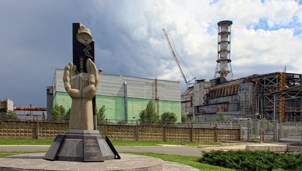 Gedenkstätte vor dem Atomkraftwerk Tschernobyl