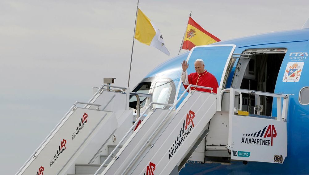 Papst bei der Ankunft am Flughafen Madrid-Barajas