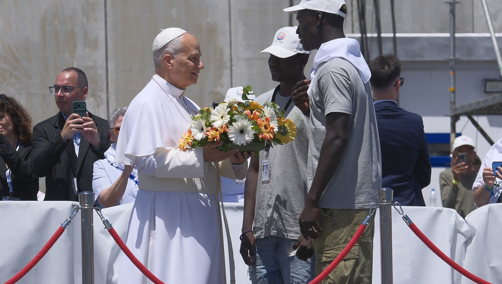 Papst Leo XIV. mit Migranten im Hafen von Arguineguín auf Gran Canaria