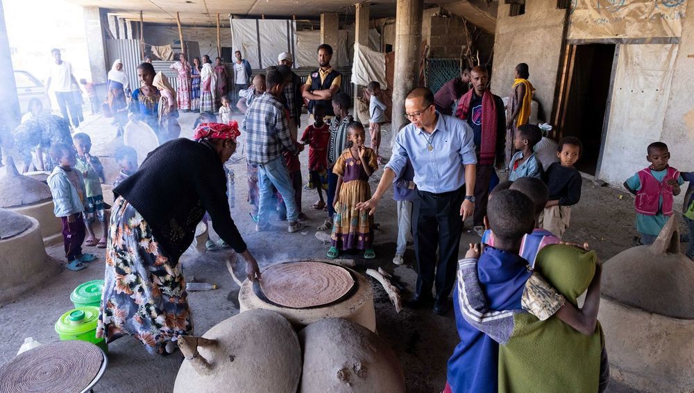 P. Luan mit Vertriebenen in der Tigray-Region