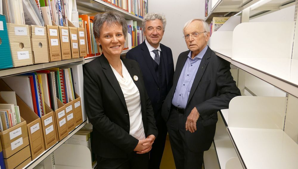 Von links: Vizerektorin Univ.-Prof.in Dr.in Klara Antonia Csiszar, Rektor Univ.-Prof. Dr. Michael Fuchs, emer. O. Univ.-Prof. DDr. Paul Michael Zulehner