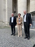 v.l.: Erzbischof Franz Lackner, Prof. Klara Czisar, Kardinal Christoph Schönborn